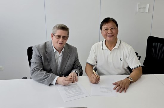 Cannot view this image? Visit: https://images.newsfilecorp.com/files/8946/313755_qse_nextwave_signing_1_550.jpg